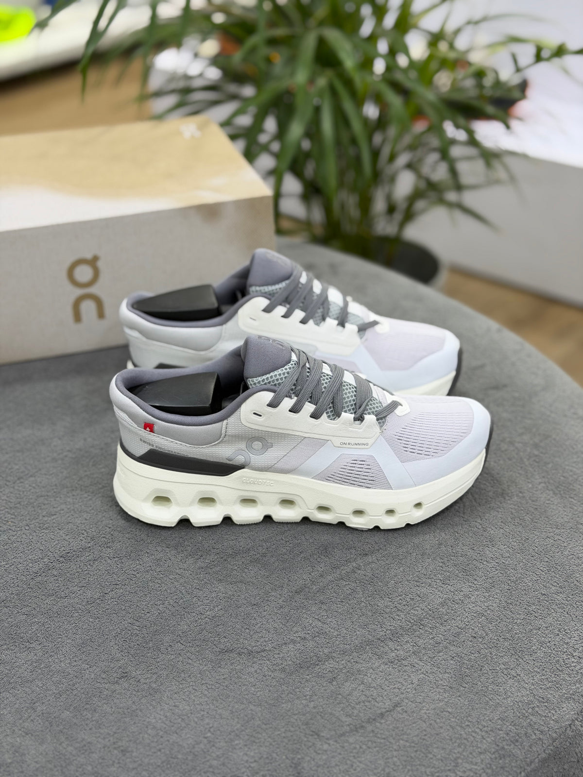 ON RUNNER GRIS