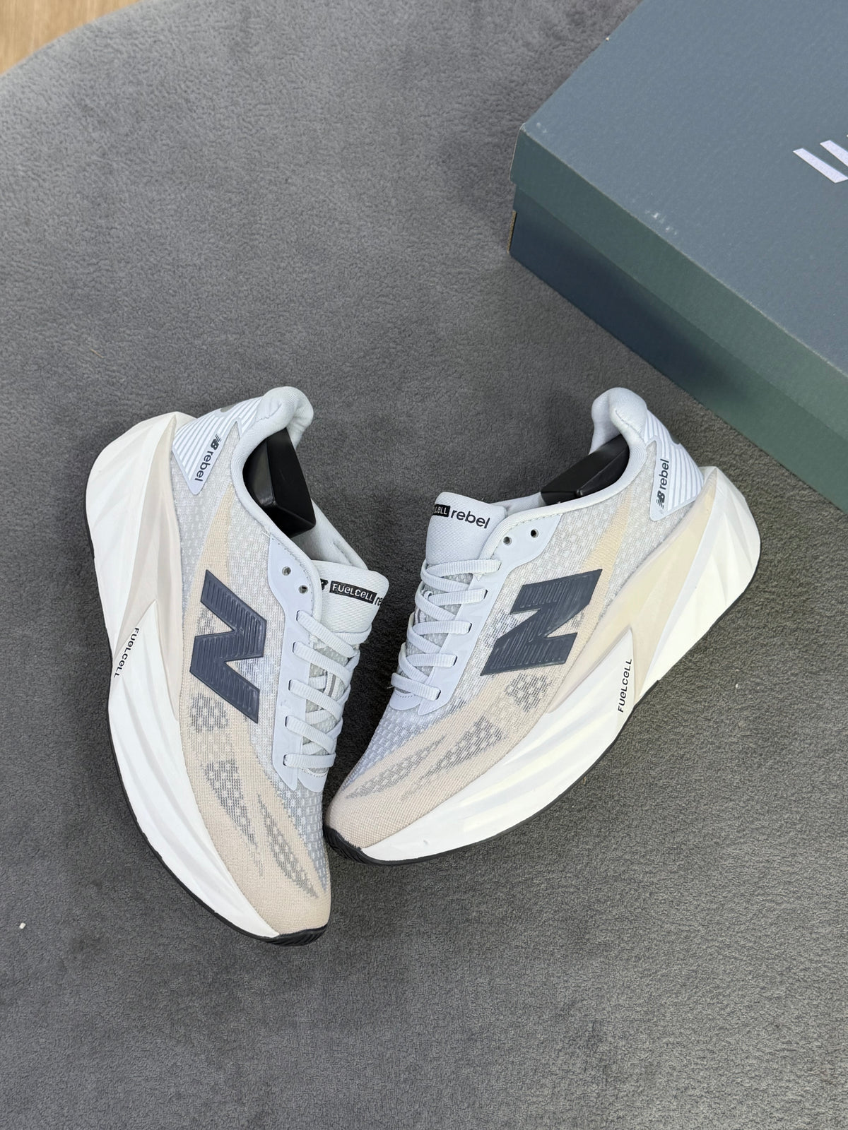 NEW BALANCE REBEL