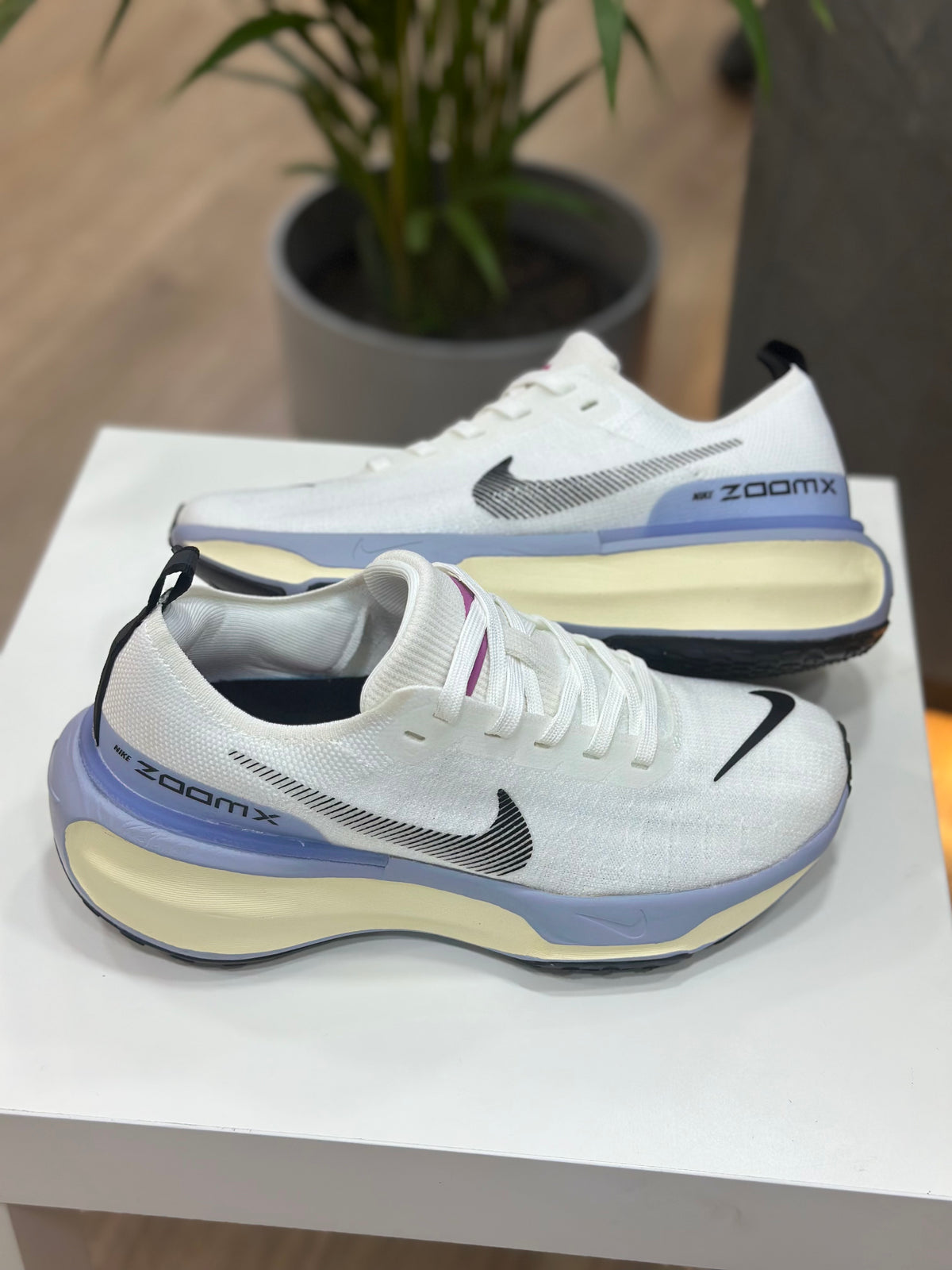 NIKE INVINCIBLE BLANCA