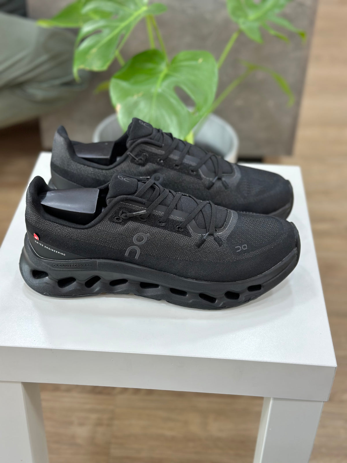 ON CLOUD TILT NEGRA